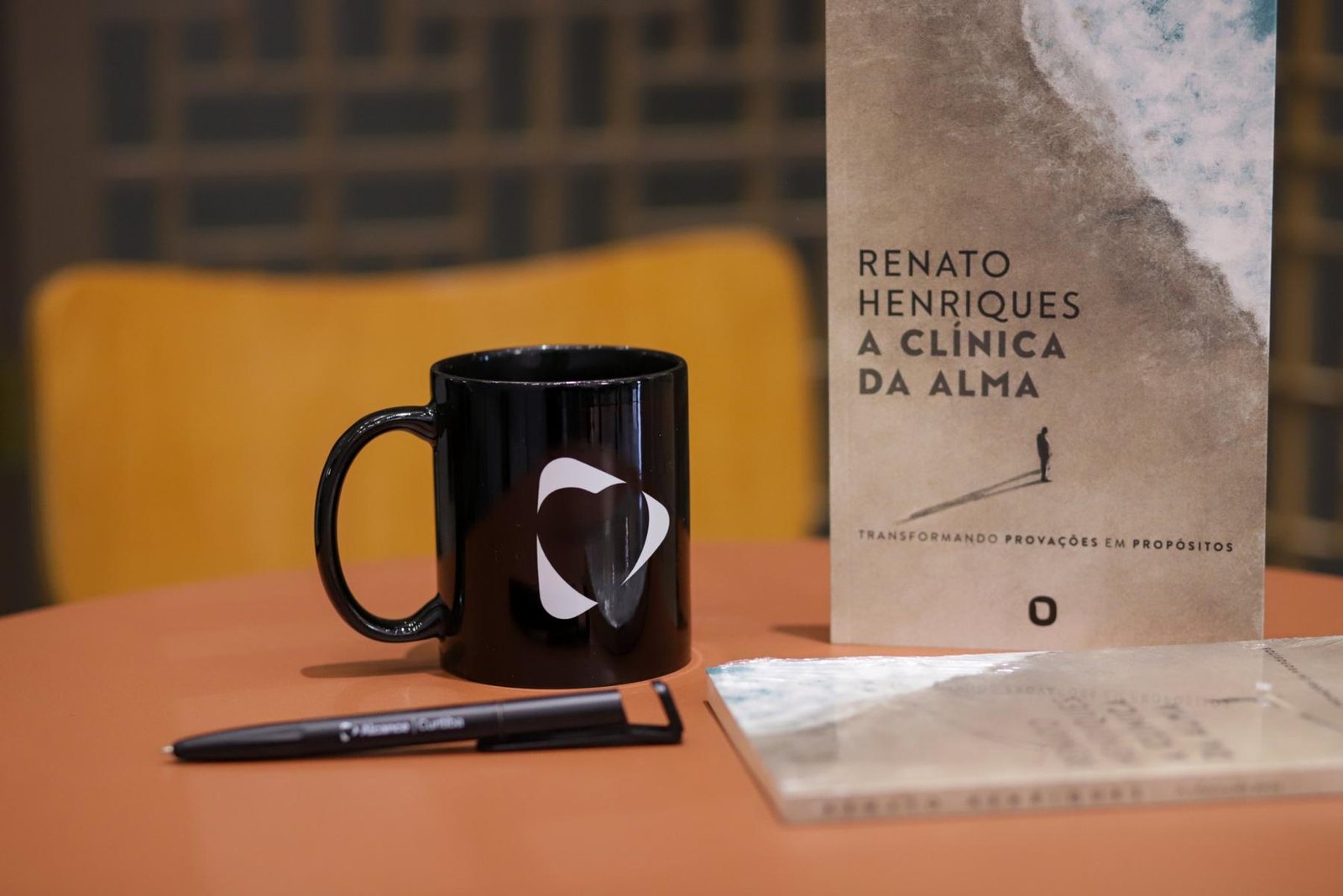Livro A Clínica da Alma sobre a mesa